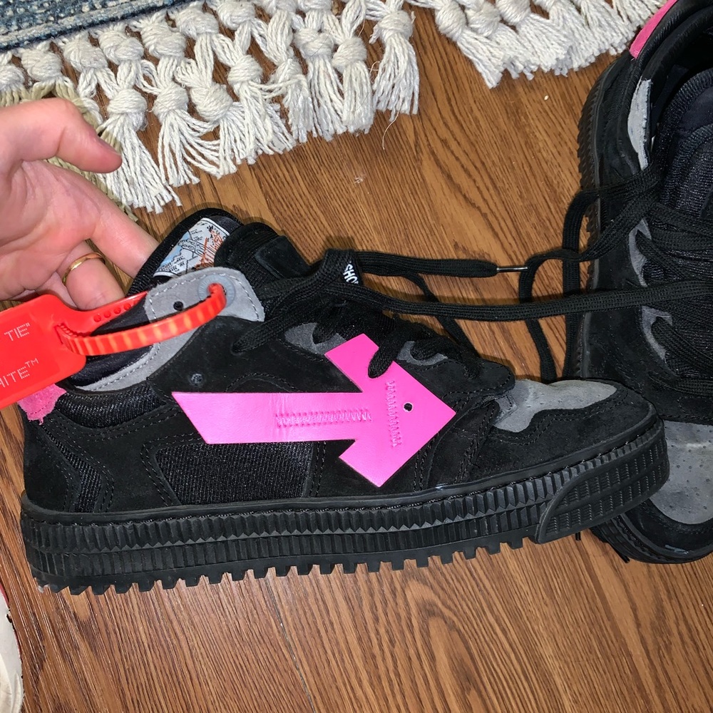 Out Of Office “OOO” OFF WHITE sneakers EXCELLENT CONDITION ONLY WORN A FEW TIMES